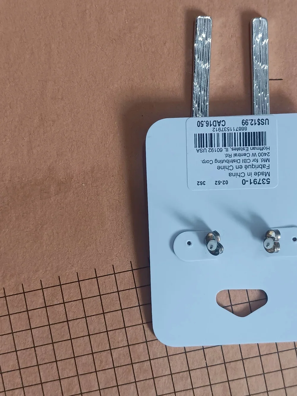 Unbranded White Earring Display Card with Metal Posts (Pair)